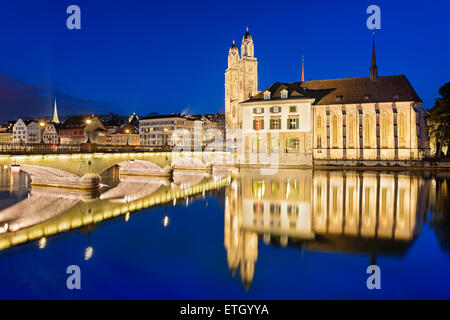 Grossmünster in Zürich in der Nacht Stockfoto