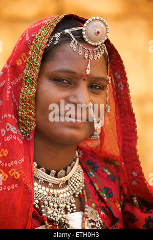 Porträt einer Frau Rajasthani im unverwechselbaren Rajasthani-Kleidung und Schmuck, Jaisalmer, Indien Stockfoto