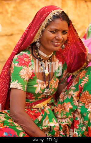 Porträt einer Frau Rajasthani im unverwechselbaren Rajasthani-Kleidung und Schmuck, Jaisalmer, Indien Stockfoto