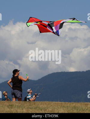 Vancouver, Kanada. 13. Juni 2015. Ein Kite-Enthusiasten zeigt ihre Drachensteigen Geschick beim Drachenfest am Vanier Park in Vancouver, Kanada, 13. Juni 2015. Kite-Profis in ganz Kanada teilnehmen in der 40. jährliche Pacific Rim Drachen Festival Showcase ihre einzigartigen Kite Designs und fliegenden Fähigkeit. © Liang Sen/Xinhua/Alamy Live-Nachrichten Stockfoto