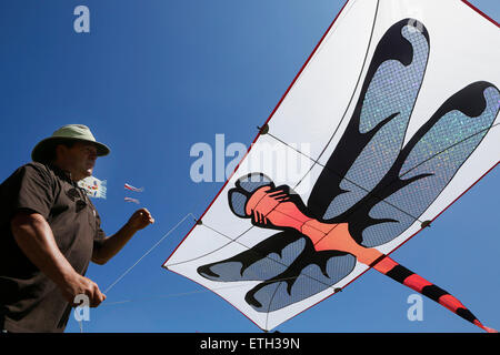 Vancouver, Kanada. 13. Juni 2015. Ein Kite-Enthusiasten zeigt seine selbstgebauten Drachen während das Drachenfest am Vanier Park in Vancouver, Kanada, 13. Juni 2015. Kite-Profis in ganz Kanada teilnehmen in der 40. jährliche Pacific Rim Drachen Festival Showcase ihre einzigartigen Kite Designs und fliegenden Fähigkeit. © Liang Sen/Xinhua/Alamy Live-Nachrichten Stockfoto