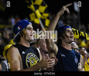 Columbus, Ohio, USA. 13. Juni 2015. Doppelventilator Crew SC anfeuern ihrer Mannschaft während eines Spiels der regulären Saison zwischen Columbus Crew SC und die Los Angeles Galaxy Mapfre-Stadion in Columbus, Ohio. Bildnachweis: Brent Clark/Alamy Live-Nachrichten Stockfoto