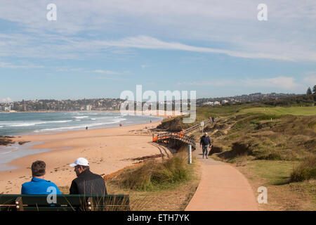 Blick nach Süden am Long Reef Beach in Richtung Dee Why Nordstrände von Sydney, Australien Stockfoto