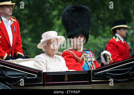 Königin ELIZABETH II, LONDON, Großbritannien - 13. Juni 2015: Königin Elizabeth II und Prinz Philip bei Queen es Birthday Parade, auch bekannt als Trooping die Farbe Credit: Lorna Roberts/Alamy Live News Stockfoto