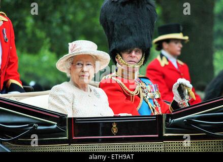 Königin ELIZABETH II, LONDON, Großbritannien - 13. Juni 2015: Königin Elizabeth II und Prinz Philip bei Queen es Birthday Parade, auch bekannt als Trooping die Farbe Credit: Lorna Roberts/Alamy Live News Stockfoto