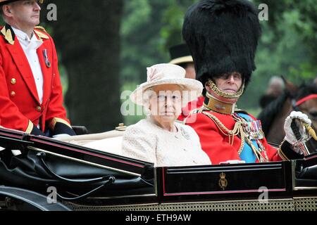 QUEEN ELIZABETH II und Prinz Philip, , LONDON, Großbritannien - 13. JUNI 2015: Queen Elizabeth II und Prinz Philip bei der Queen's Birthday Parade, auch bekannt als Trooping the color Credit: Lorna Roberts/Alamy Live News Stockfoto