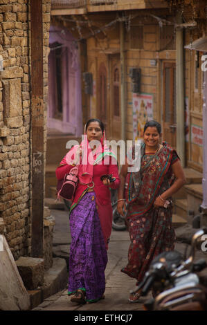 Indische Frauen in Saris auf der Straße, Jaisalmer, Rajasthan, Indien Stockfoto