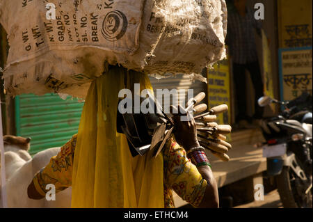 Indische Frau in Sari die Güter am Markt, Jaisalmer, Rajasthan, Indien Stockfoto