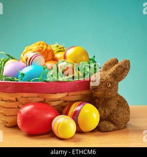 Spielzeug-Hase und Korb voller Eier Stockfoto