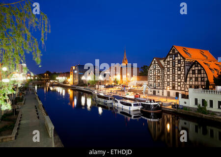 Stadt Bydgoszcz in der Nacht in Polen, Getreidespeicher vom Fluss Brda. Stockfoto