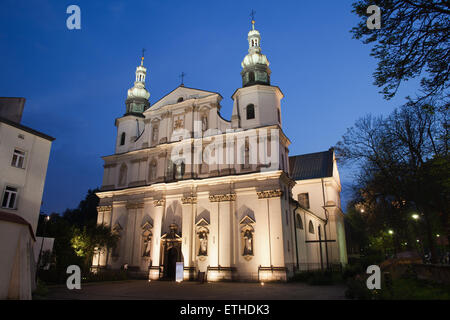 Bernandine Kirche in der Nacht in Krakau, Polen, barocke Architektur des 17. Jahrhunderts. Stockfoto