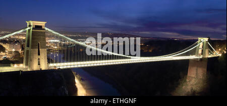 Clifton Suspension Bridge in Bristol, England, UK im Abendlicht. Lichtspuren zeigen langsame Verschlusszeit. Stockfoto