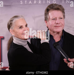 Die Stars des Films 1970 Liebesgeschichte vereinen während der Proben für die kommende Tour-Produktion von Love Letters, Shetler Studios.  Mitwirkende: Ali MacGraw, Ryan O'Neal wo: New York, New York, Vereinigte Staaten von Amerika bei: Kredit-24. Februar 2015: Joseph Marzullo/WENN.com Stockfoto