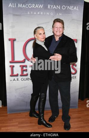Die Stars des Films 1970 Liebesgeschichte vereinen während der Proben für die kommende Tour-Produktion von Love Letters, Shetler Studios.  Mitwirkende: Ali MacGraw, Ryan O'Neal wo: New York, New York, Vereinigte Staaten von Amerika bei: Kredit-24. Februar 2015: Joseph Marzullo/WENN.com Stockfoto