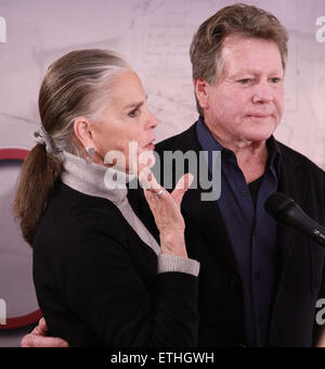 Die Stars des Films 1970 Liebesgeschichte vereinen während der Proben für die kommende Tour-Produktion von Love Letters, Shetler Studios.  Mitwirkende: Ali MacGraw, Ryan O'Neal wo: New York, New York, Vereinigte Staaten von Amerika bei: Kredit-24. Februar 2015: Joseph Marzullo/WENN.com Stockfoto