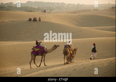 Kamelreiten in der Wüste Thar bei Sam, Rajasthan, Indien Stockfoto