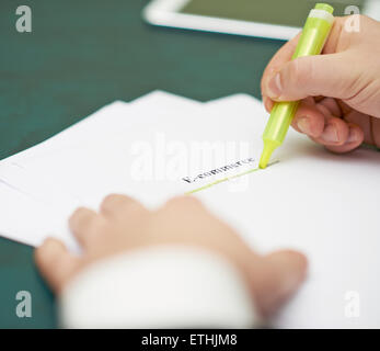 Markieren von Wörtern in einer e-Commerce-definition Stockfoto