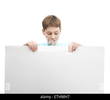 Kleiner Junge mit einem Blatt Papier Stockfoto