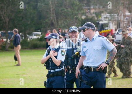 New South Wales Polizisten Männer Frauen auf Patrouille am Avalon Beach military Tattoo auf Nordstrände Sydney, NSW, Australien Stockfoto