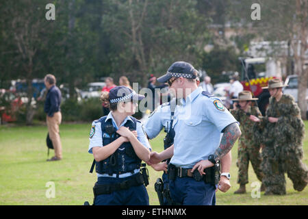 New South Wales Polizisten Männer Frauen auf Patrouille am Avalon Beach military Tattoo auf Nordstrände Sydney, NSW, Australien Stockfoto