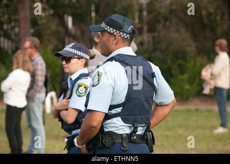 New South Wales Polizisten Männer Frauen auf Patrouille am Avalon Beach military Tattoo auf Nordstrände Sydney, NSW, Australien Stockfoto