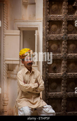Museum-Steward in Rajasthani Turban an Mehrangarh Fort, Jodhpur, Rajasthan, Indien Stockfoto