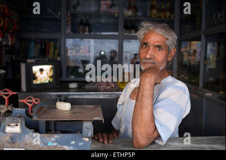 Porträt eines älteren Ladenbesitzers, Jodhpur, Rajasthan, Indien Stockfoto