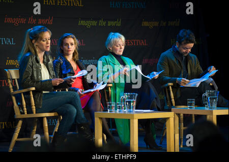 (l-R) Clemency Burton-Hill, Lisa Dwan, Miranda Richarson & Richard Harrington lesen auf der Bühne während der Josephine Hart Poesie Stunde bei Hay Festival 2015 Stockfoto