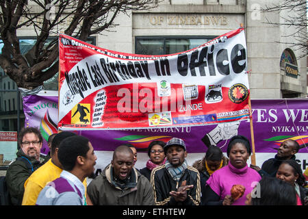 Aktivisten protestieren vor der simbabwischen Botschaft in London gegen Simbabwes Präsident Robert Mugabe auf seinem 91. Geburtstag Featuring: Atmosphäre wo: London, Vereinigtes Königreich bei: Kredit-21. Februar 2015: Peter Maclaine/WENN.com Stockfoto