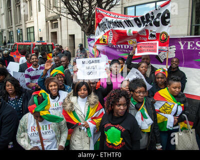 Aktivisten protestieren vor der simbabwischen Botschaft in London gegen Simbabwes Präsident Robert Mugabe auf seinem 91. Geburtstag Featuring: Atmosphäre wo: London, Vereinigtes Königreich bei: Kredit-21. Februar 2015: Peter Maclaine/WENN.com Stockfoto