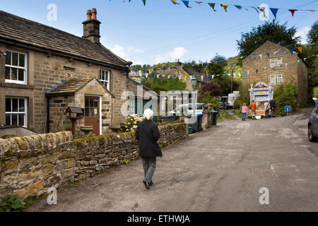 Großbritannien, England, Derbyshire, Eyam, kleine Kante, Besucher zu Fuß zur Stadt Kopf gut kleiden zu sehen Stockfoto