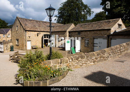 Großbritannien, England, Derbyshire, Eyam, Halle Hof, alten steinernen Scheunen als Handwerksbetriebe, Büros und Geschäfte Stockfoto