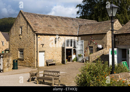 Großbritannien, England, Derbyshire, Eyam, Halle Hof, alten steinernen Scheunen als Handwerksbetriebe, Büros und Geschäfte Stockfoto