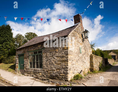 Großbritannien, England, Derbyshire, Eyam, Stadt Ende, alte Stein am Eingang zum Bradshaw Wohnung Stockfoto