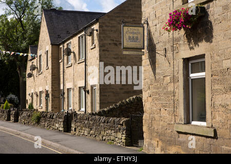 Großbritannien, England, Derbyshire, Eyam, Krone Cottage B & B und Häuser in der Church Street Stockfoto