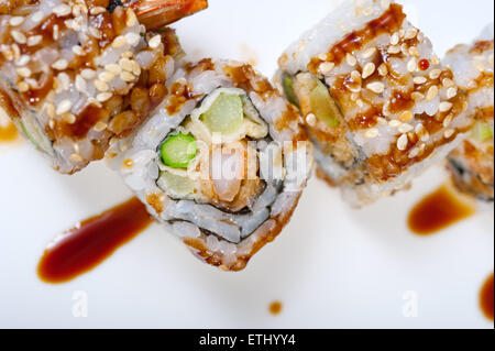 Makro Nahaufnahme von frischem Sushi Kombination Sortiment Auswahl Stockfoto