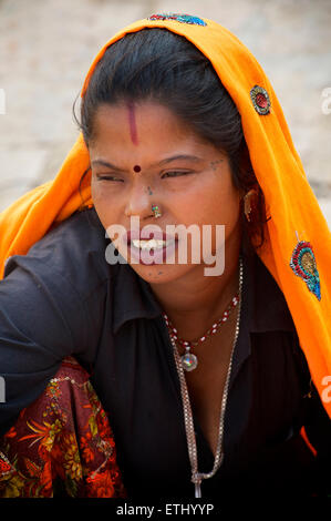 Porträt einer Frau Rajasthani im unverwechselbaren Rajasthani Kleid, Jaisalmer, Indien Stockfoto