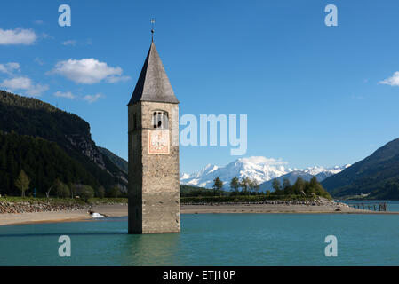 Der Turm im Reschensee, an der Grenze zwischen Italien und Österreich, Südtirol Stockfoto