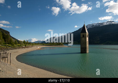 Der Turm im Reschensee, an der Grenze zwischen Italien und Österreich, Südtirol Stockfoto