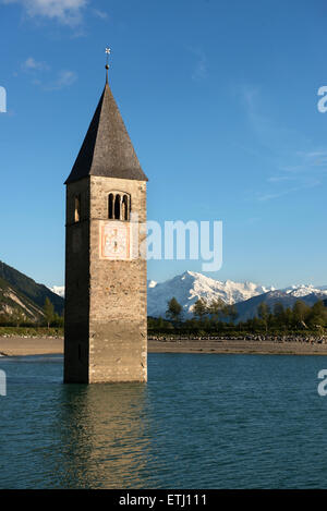 Der Turm im Reschensee, an der Grenze zwischen Italien und Österreich, Südtirol Stockfoto