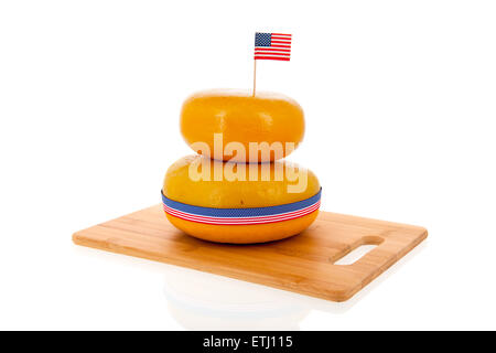 zwei ganze amerikanische Käsesorten auf Holzbrett Stockfoto