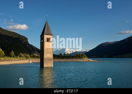 Der Turm im Reschensee, an der Grenze zwischen Italien und Österreich, Südtirol Stockfoto