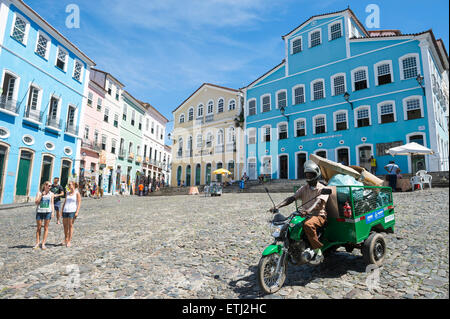 SALVADOR, Brasilien - 12. März 2015: Motorcart ziehen Müll fährt entlang der Kopfsteinpflaster-Hügel im Pelourinho. Stockfoto