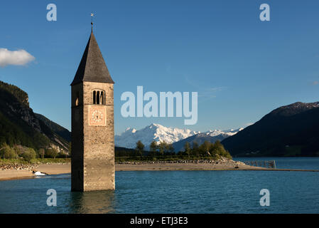 Der Turm im Reschensee, an der Grenze zwischen Italien und Österreich, Südtirol Stockfoto