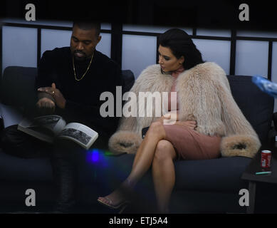 Kim Kardashian und Ehemann Kanye West Pay Besuch spät in die Nacht Sang Bleu-Tattoo-Studio in Dalston, Hackney. Das Paar kam kurz nach Mitternacht, und verbrachte ein paar Minuten Surfen Bücher für Ideen, Entwürfe, mit Kanye zeigt auf einer Fläche von seinen Arm dem er dachte, dass das Tattoo auf gut aussehen kann. Die Fensterläden wurden dann gesenkt, um Menschen, die im Inneren des Veranstaltungsortes, spähen zu stoppen, wie die Tattoo-Künstler zu arbeiten. Das Paar verließ um 05:00 und zurück zu ihrem Hotel Featuring: Kanye West, Kim Kardashian Where: London, Vereinigtes Königreich bei: Kredit-27. Februar 2015: Will Alexander/WENN.com Stockfoto