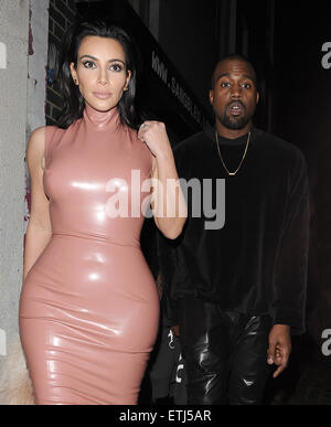 Kim Kardashian und Ehemann Kanye West Pay Besuch spät in die Nacht Sang Bleu-Tattoo-Studio in Dalston, Hackney. Das Paar kam kurz nach Mitternacht, und verbrachte ein paar Minuten Surfen Bücher für Ideen, Entwürfe, mit Kanye zeigt auf einer Fläche von seinen Arm dem er dachte, dass das Tattoo auf gut aussehen kann. Die Fensterläden wurden dann gesenkt, um Menschen, die im Inneren des Veranstaltungsortes, spähen zu stoppen, wie die Tattoo-Künstler zu arbeiten. Das Paar verließ um 05:00 und zurück zu ihrem Hotel Featuring: Kim Kardashian, Kanye West wo: London, Vereinigtes Königreich bei: Kredit-27. Februar 2015: Will Alexander/WENN.com Stockfoto