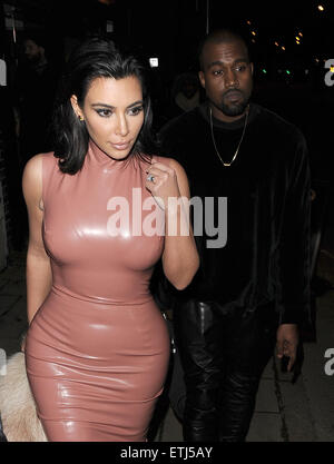 Kim Kardashian und Ehemann Kanye West Pay Besuch spät in die Nacht Sang Bleu-Tattoo-Studio in Dalston, Hackney. Das Paar kam kurz nach Mitternacht, und verbrachte ein paar Minuten Surfen Bücher für Ideen, Entwürfe, mit Kanye zeigt auf einer Fläche von seinen Arm dem er dachte, dass das Tattoo auf gut aussehen kann. Die Fensterläden wurden dann gesenkt, um Menschen, die im Inneren des Veranstaltungsortes, spähen zu stoppen, wie die Tattoo-Künstler zu arbeiten. Das Paar verließ um 05:00 und zurück zu ihrem Hotel Featuring: Kim Kardashian, Kanye West wo: London, Vereinigtes Königreich bei: Kredit-27. Februar 2015: Will Alexander/WENN.com Stockfoto