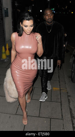 Kim Kardashian und Ehemann Kanye West Pay Besuch spät in die Nacht Sang Bleu-Tattoo-Studio in Dalston, Hackney. Das Paar kam kurz nach Mitternacht, und verbrachte ein paar Minuten Surfen Bücher für Ideen, Entwürfe, mit Kanye zeigt auf einer Fläche von seinen Arm dem er dachte, dass das Tattoo auf gut aussehen kann. Die Fensterläden wurden dann gesenkt, um Menschen, die im Inneren des Veranstaltungsortes, spähen zu stoppen, wie die Tattoo-Künstler zu arbeiten. Das Paar verließ um 05:00 und zurück zu ihrem Hotel Featuring: Kim Kardashian, Kanye West wo: London, Vereinigtes Königreich bei: Kredit-27. Februar 2015: Will Alexander/WENN.com Stockfoto