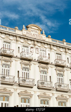 Havanna, Kuba - 13. Juni 2011: Traditionelle koloniale neoklassische Architektur des Hotel Inglaterra, ein Wahrzeichen der Stadt. Stockfoto