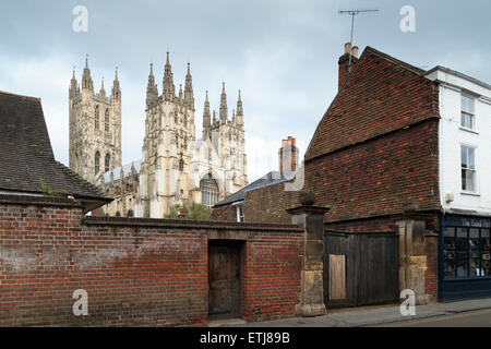 Canterbury Kathedrale erhebt sich über die umliegenden Straßen und Häuser. Stockfoto